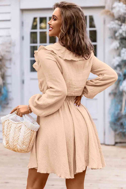 Minivestido de manga larga con cuello en V y ribete de volantes