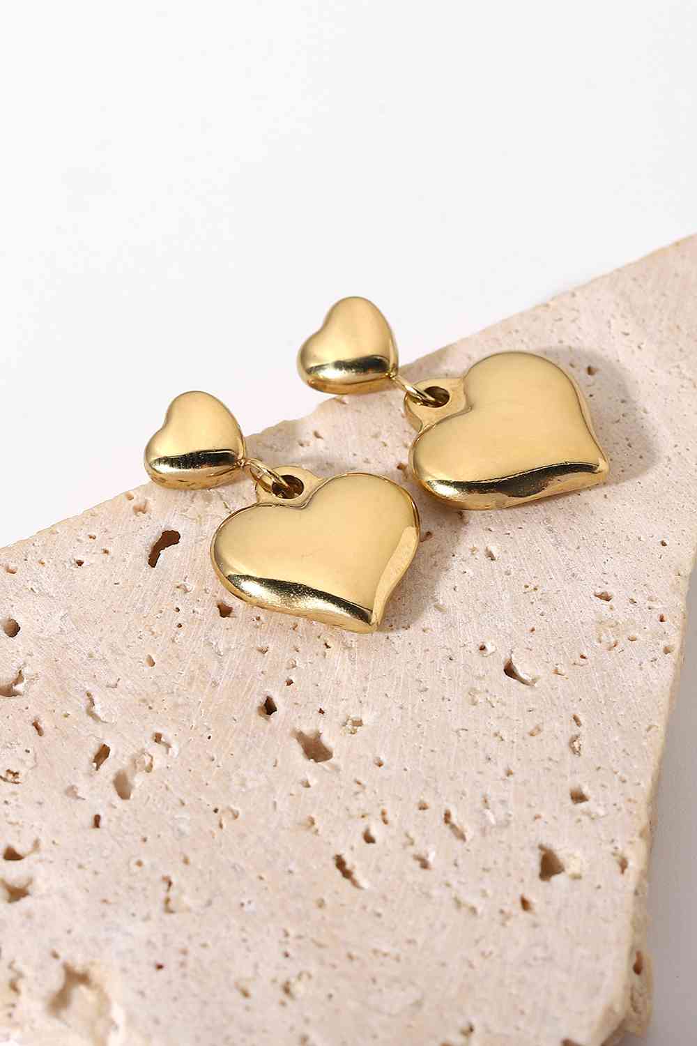 Aretes con forma de corazón doble chapados en oro de 14 quilates