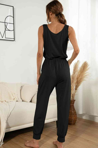 Jogger-Jumpsuit mit Rundhalsausschnitt und Kordelzug an der Taille