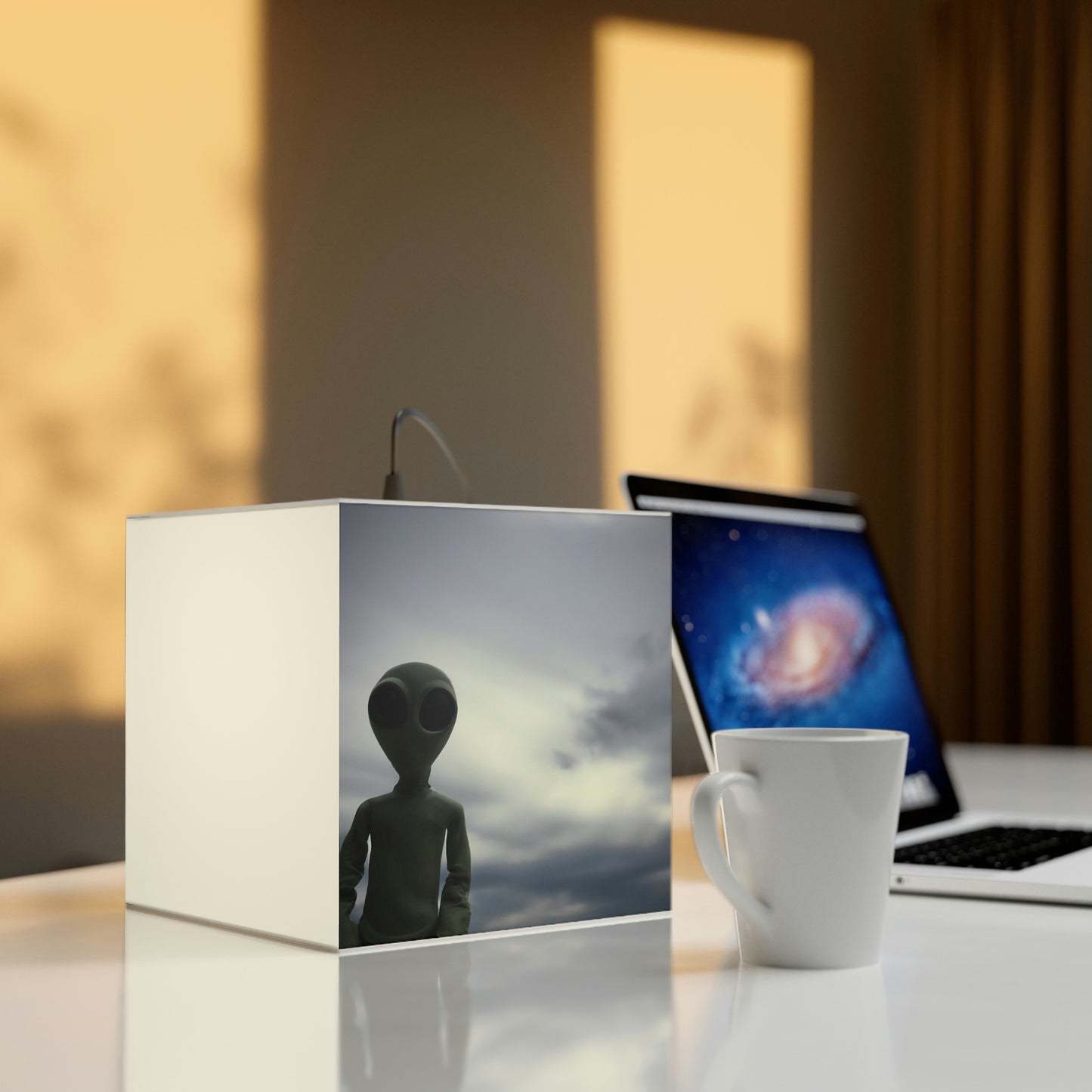 "Adrift in the Universe" - Die Alien Light Cube Lampe