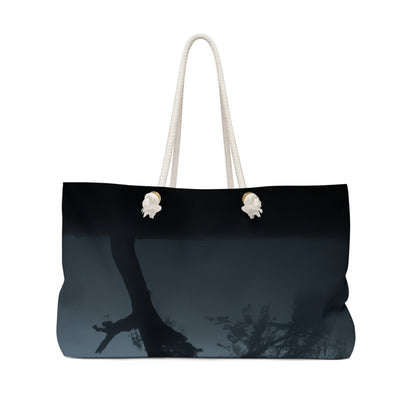 "Un centinela que brilla en la niebla" - The Alien Weekender Bag #nft