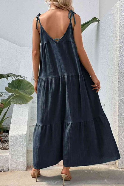 Vestido largo escalonado con hombros anudados