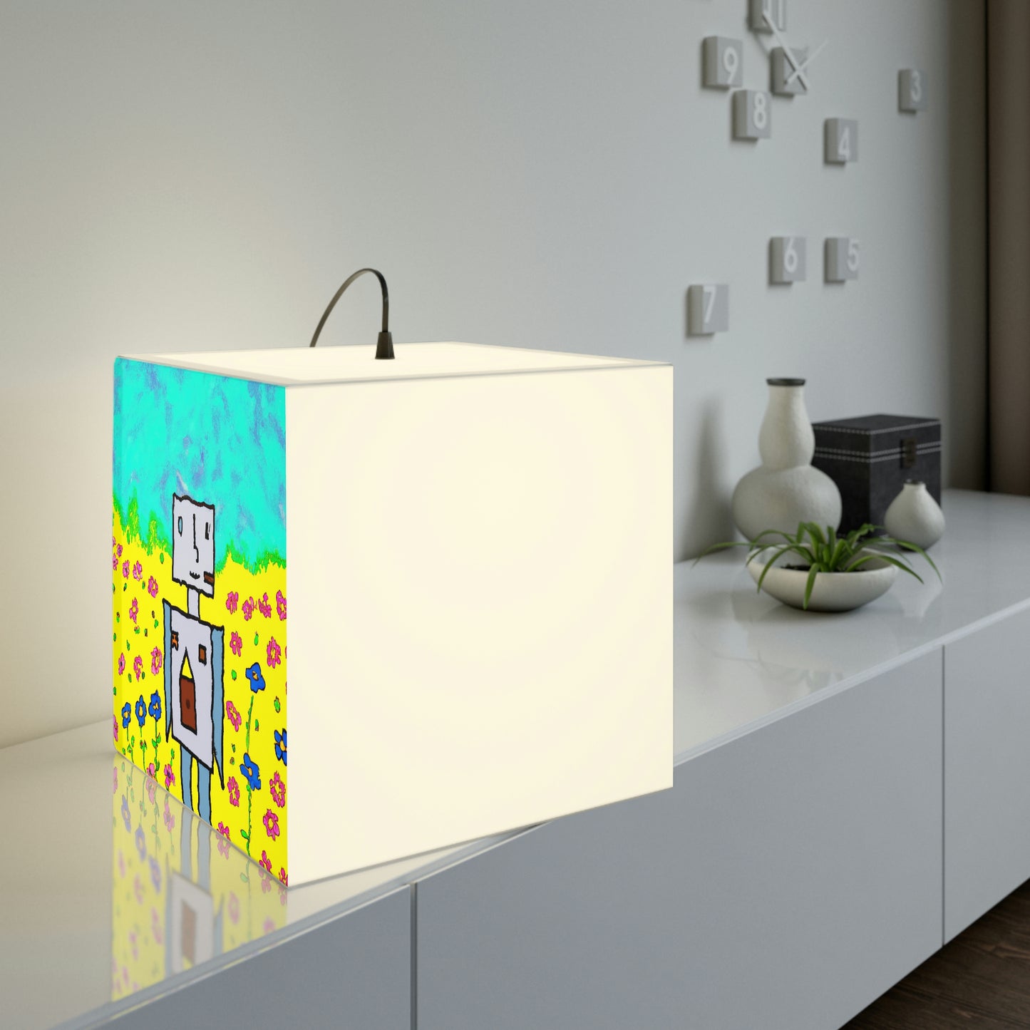 "Ein kleines Wunder in einem Blumenmeer" - Die Alien Light Cube Lampe