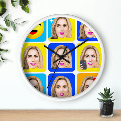 "Emoji-zing a Celebrity: A Pop Art Portrait" - El reloj de pared alienígena