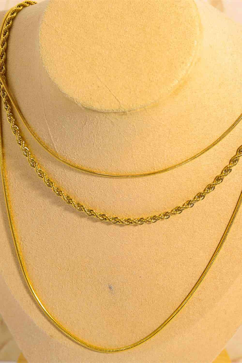 Collar de triple capa de acero inoxidable chapado en oro de 18 quilates
