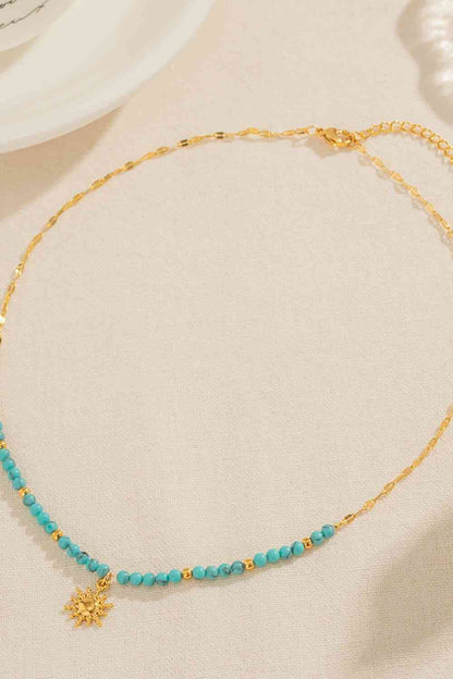 Collar con colgante en forma de sol chapado en oro de 18 quilates con cuentas de turquesa