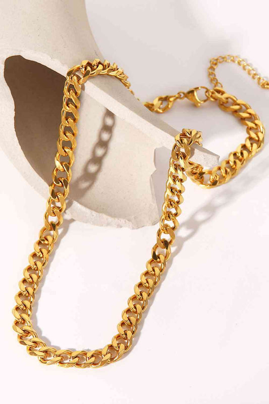 Collar minimalista de cadena barbada chapado en oro de 18 quilates
