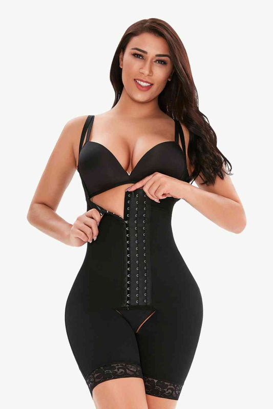 Figurformender Bodysuit mit Häkchen- und Ösenbesatz in voller Größe