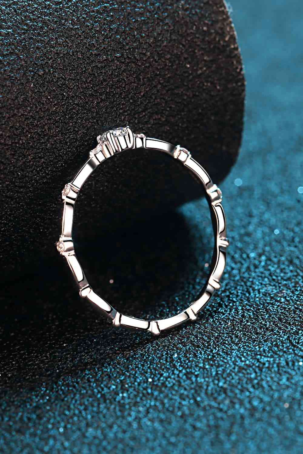 Rhodinierter Ring aus 925er-Sterlingsilber mit Moissanit