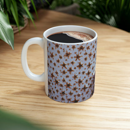 "Un pequeño aventurero entre estrellas gigantes" - Taza de cerámica The Alien 11 oz