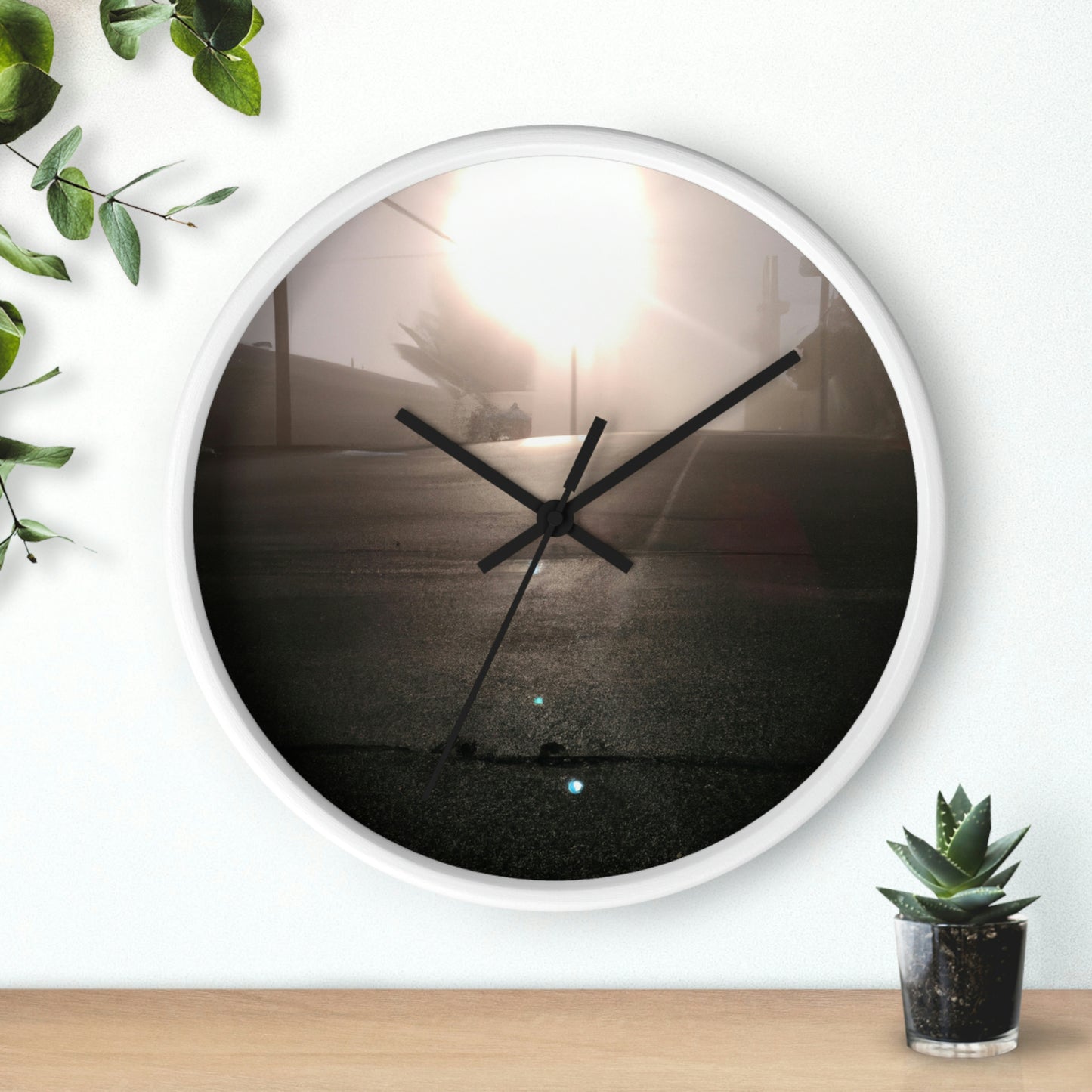 "Un amanecer reluciente en una ciudad brumosa". - El reloj de pared alienígena