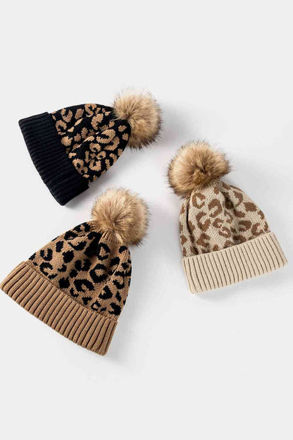 Gorro con puños y pompones de leopardo