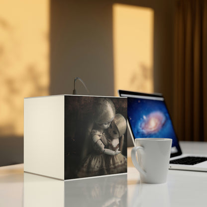 "Ein melancholischer Tango zweier Puppen" - Die Alien Light Cube Lampe