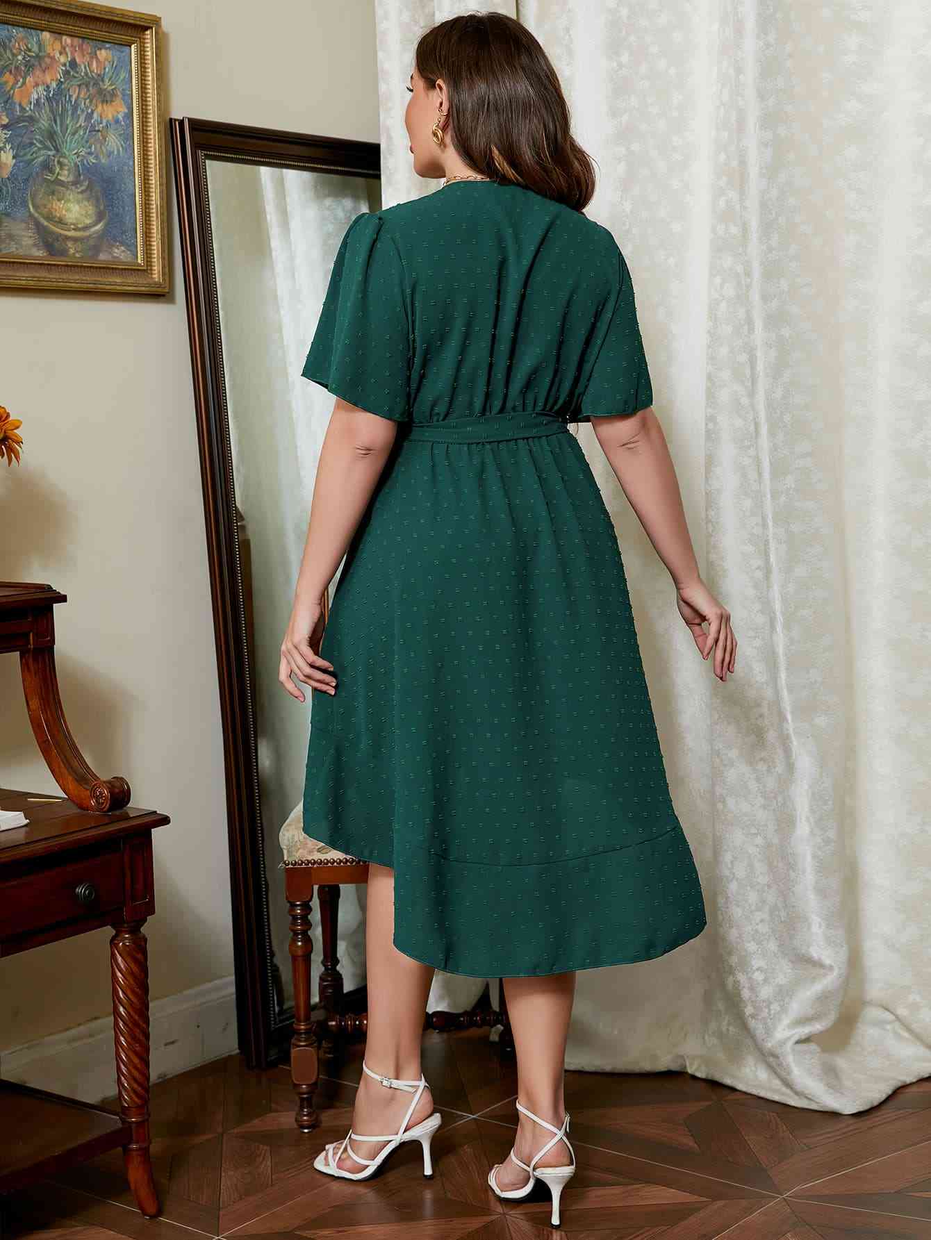 Plus Size Swiss Dot Surplice Kleid mit Puffärmeln