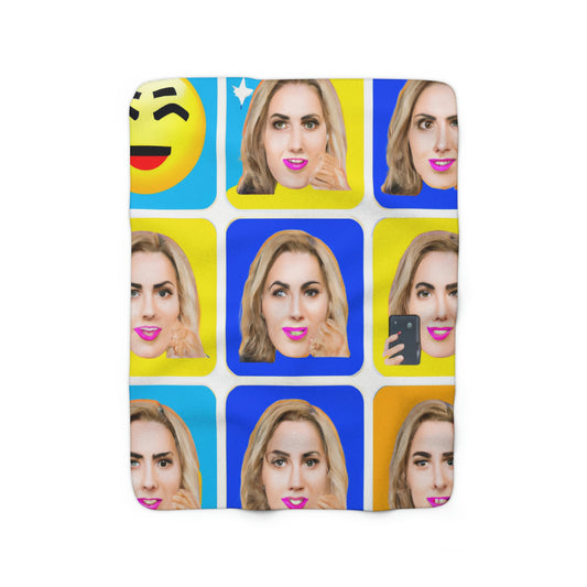 "Emoji-zing a Celebrity: A Pop Art Portrait" - Die Alien-Sherpa-Fleecedecke