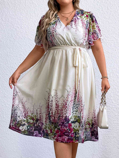 Plus-Size-Kleid mit Blumenmuster, Taillenschnürung und Surplice-Ausschnitt