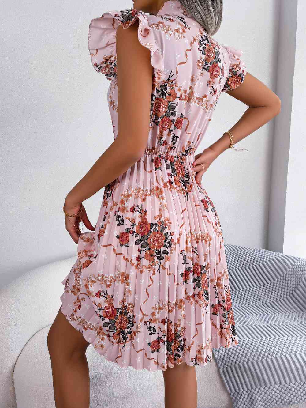 Vestido hasta la rodilla con cuello anudado y estampado floral plisado