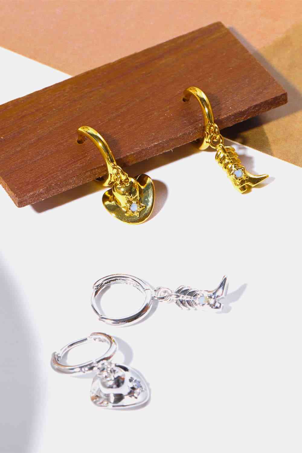 Asymmetrische Ohrringe in Hut- und Stiefelform aus Kupfer mit 14-Karat-Vergoldung