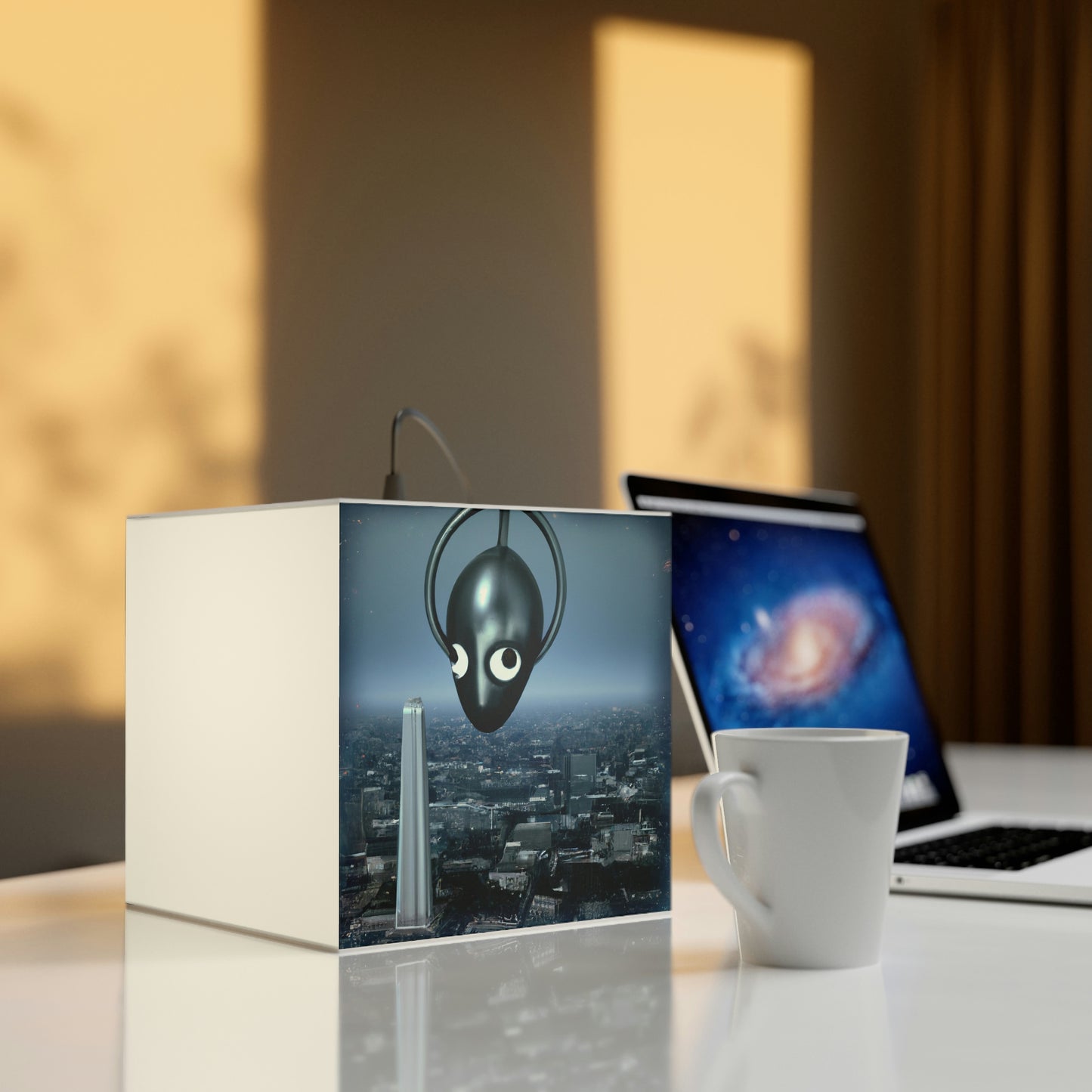 "Ein ferner Funke: Die Suche eines Außerirdischen nach einem Zufluchtsort in der Stadt." - Die Alien Light Cube Lampe