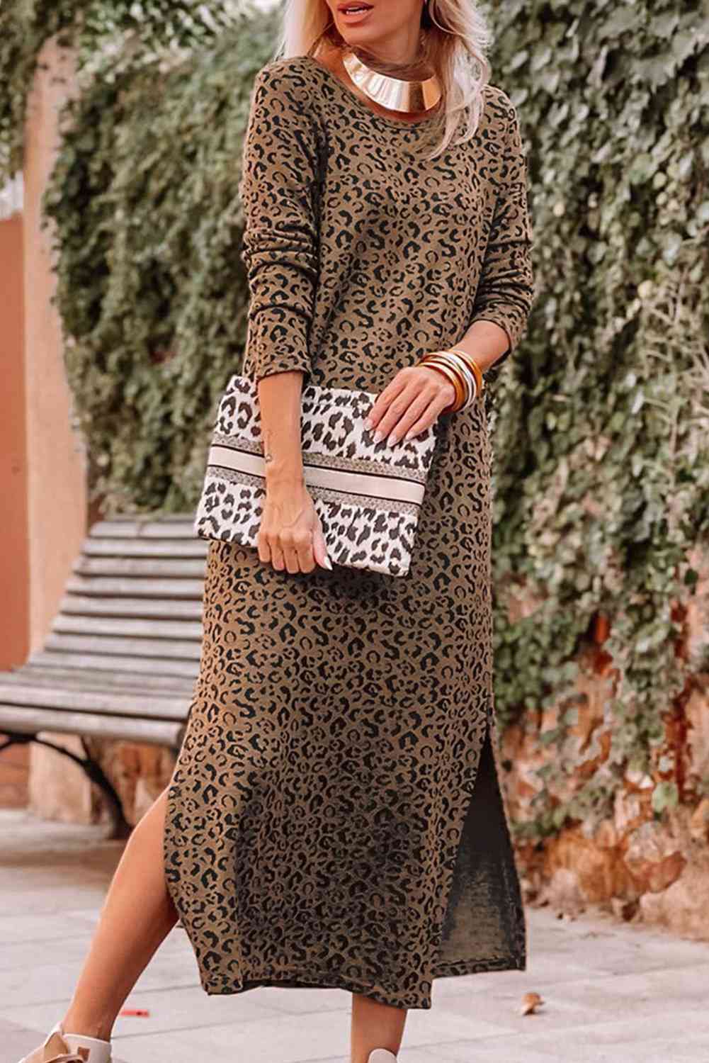 Vestido con abertura y manga larga con estampado de leopardo y cuello redondo