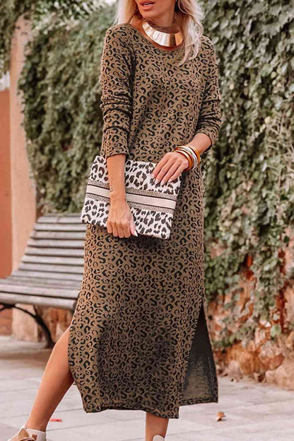 Langärmliges Schlitzkleid mit Leopardenmuster und Rundhalsausschnitt