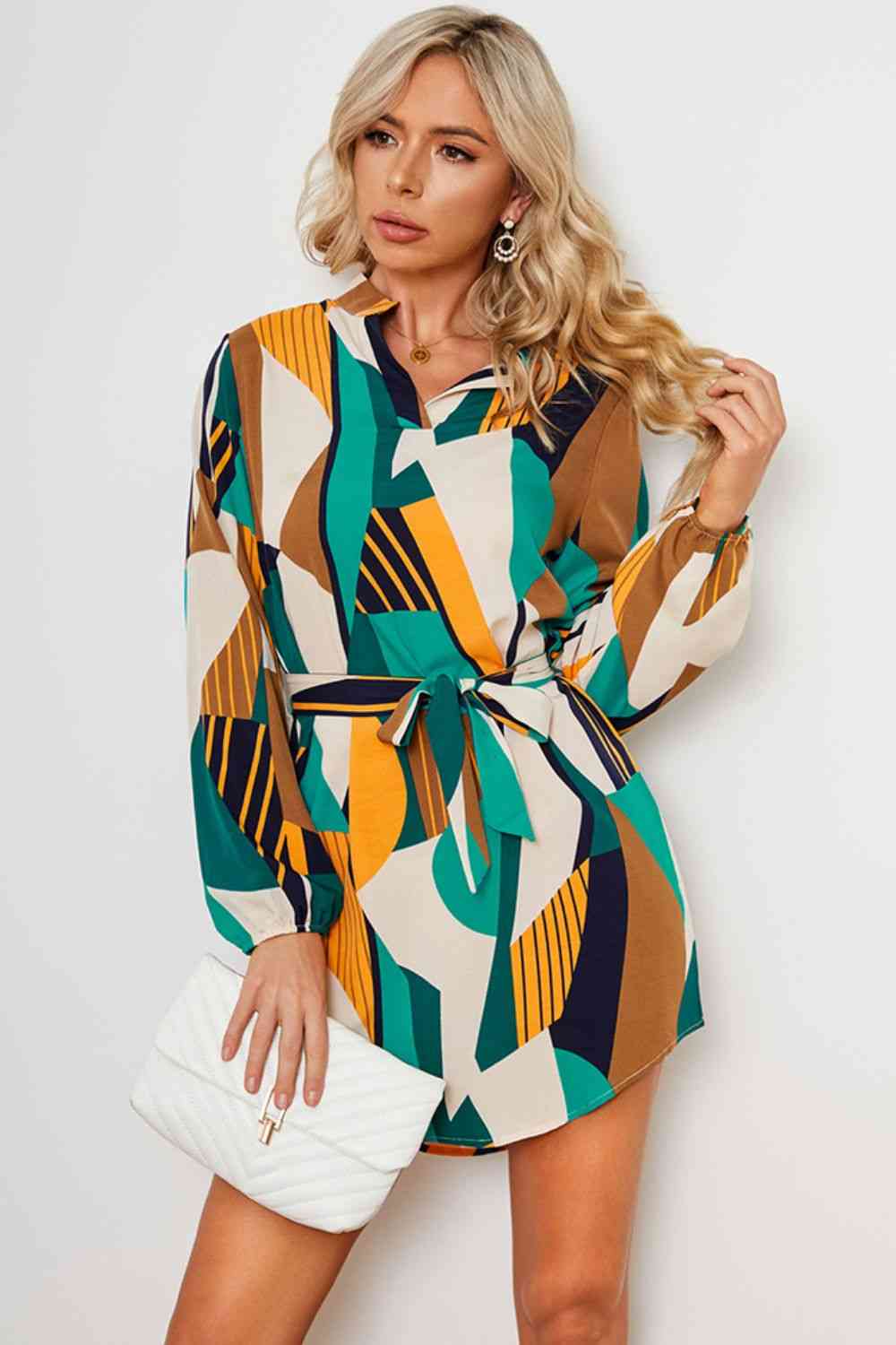 Kleid mit geometrischem Print, Gürtel und abgerundetem Saum