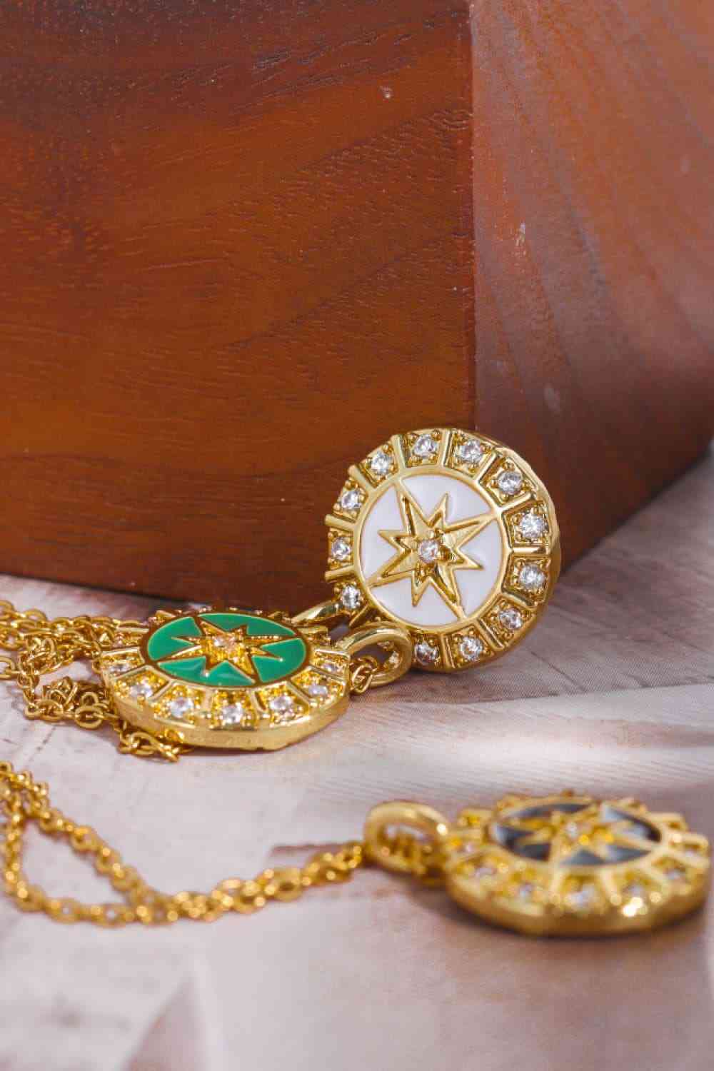 Collar de cobre con colgante de estrella del norte con decoración de circonitas