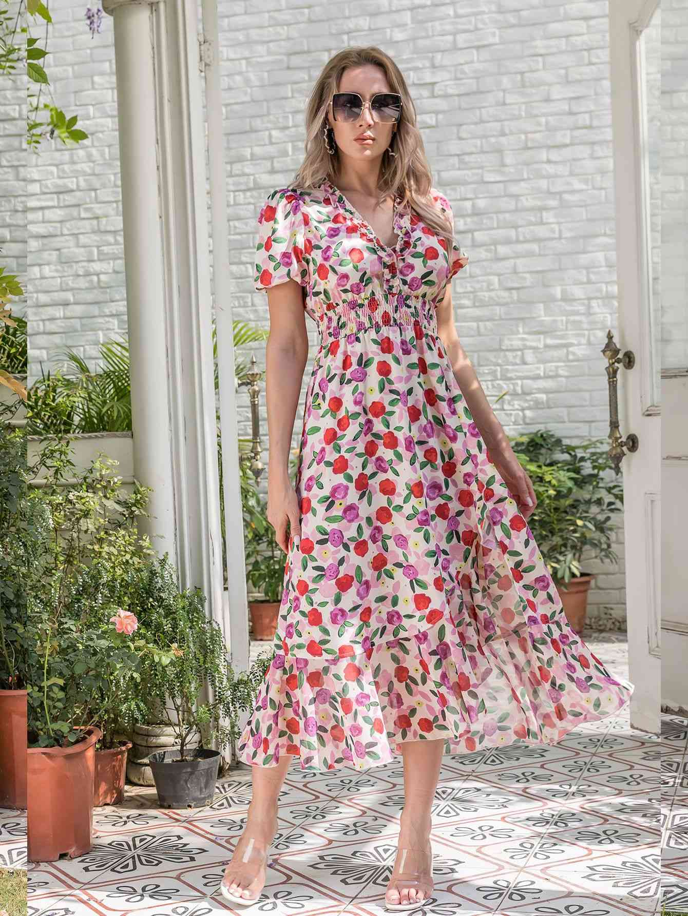 Vestido floral con ribete de volantes y dobladillo con volantes