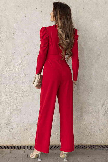 Langer Jumpsuit mit V-Ausschnitt und Puffärmeln und Gürtel