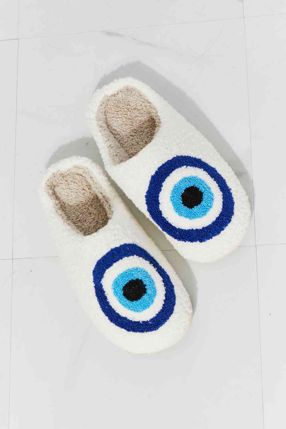 Pantuflas de felpa con ojos de MMShoes