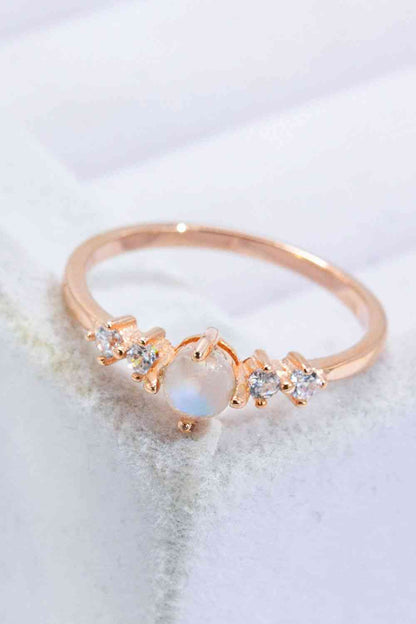 Anillo con piedra lunar natural y circonitas bañadas en oro rosa de 18 quilates