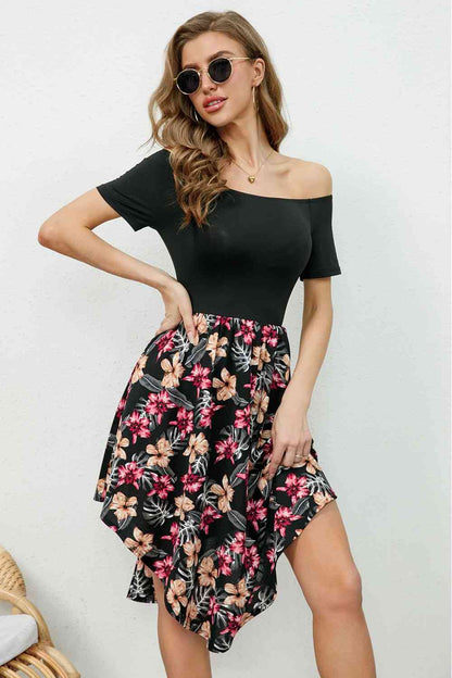 Vestido de manga corta con estampado floral y hombros descubiertos