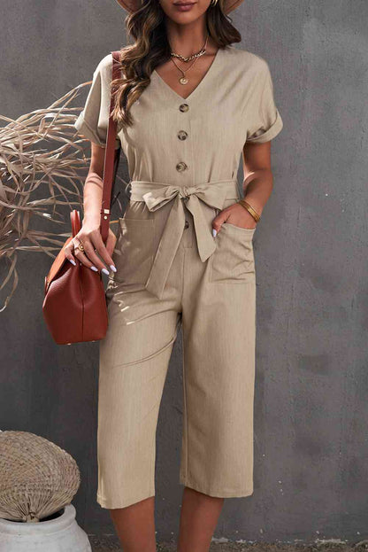 Kurzer Jumpsuit mit Knopfleiste vorne, Gürtel und Taschen