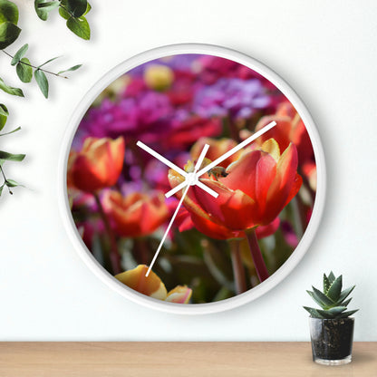 "La red de arrastre de tulipanes de la abeja ocupada" - El reloj de pared alienígena