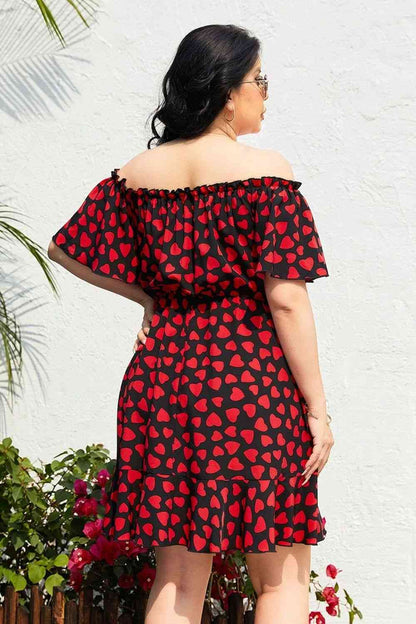 Vestido atado con hombros descubiertos y estampado de corazones de talla grande