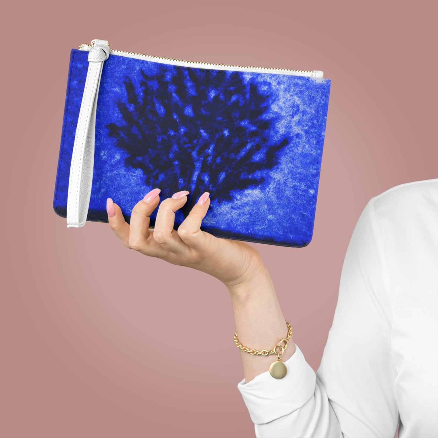 "Ein einsamer blauer Baum im Mondscheinfeld" - Die Alien Clutch Bag