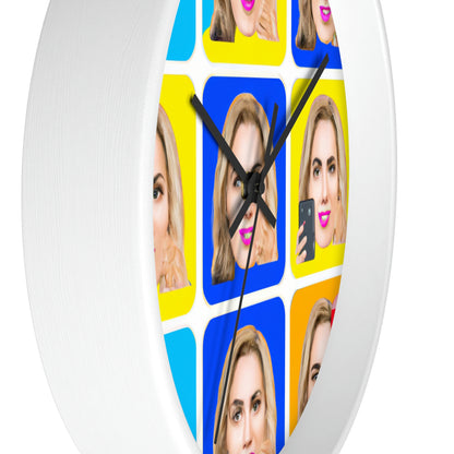 "Emoji-zing a Celebrity: A Pop Art Portrait" - Die Alien-Wanduhr