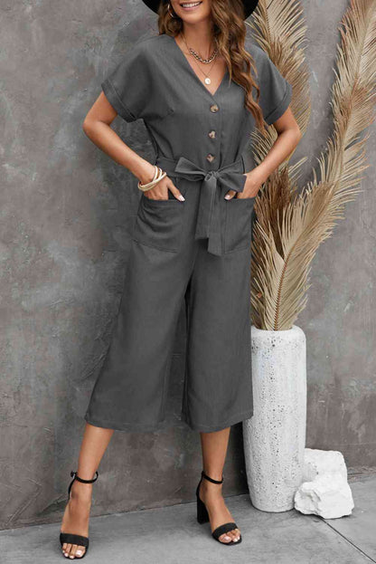 Kurzer Jumpsuit mit Knopfleiste vorne, Gürtel und Taschen