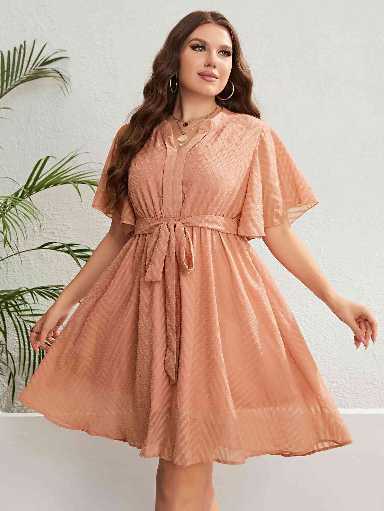 Plus-Size-Kleid mit Schnürung in der Taille und fallendem Ausschnitt mit Flatterärmeln