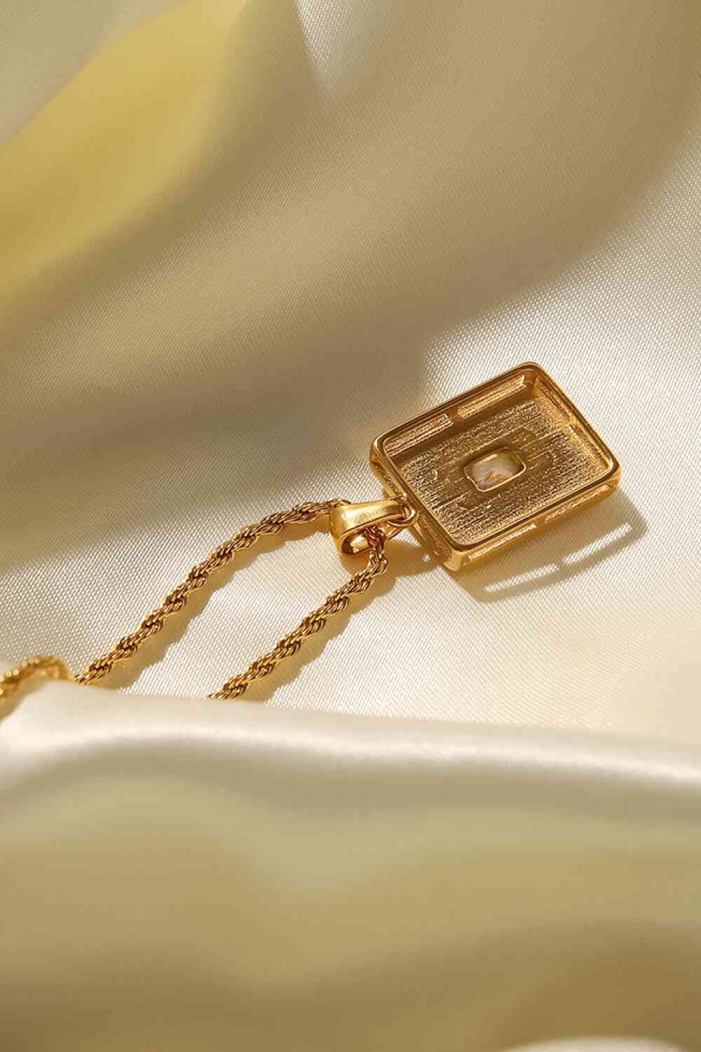 Halskette mit quadratischem Anhänger und gedrehter Kette