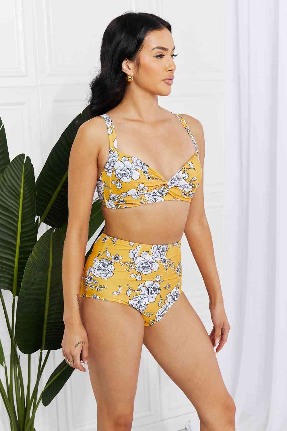 Bikini de talle alto con giro Take A Dip Twist de Marina West Swim en color mostaza