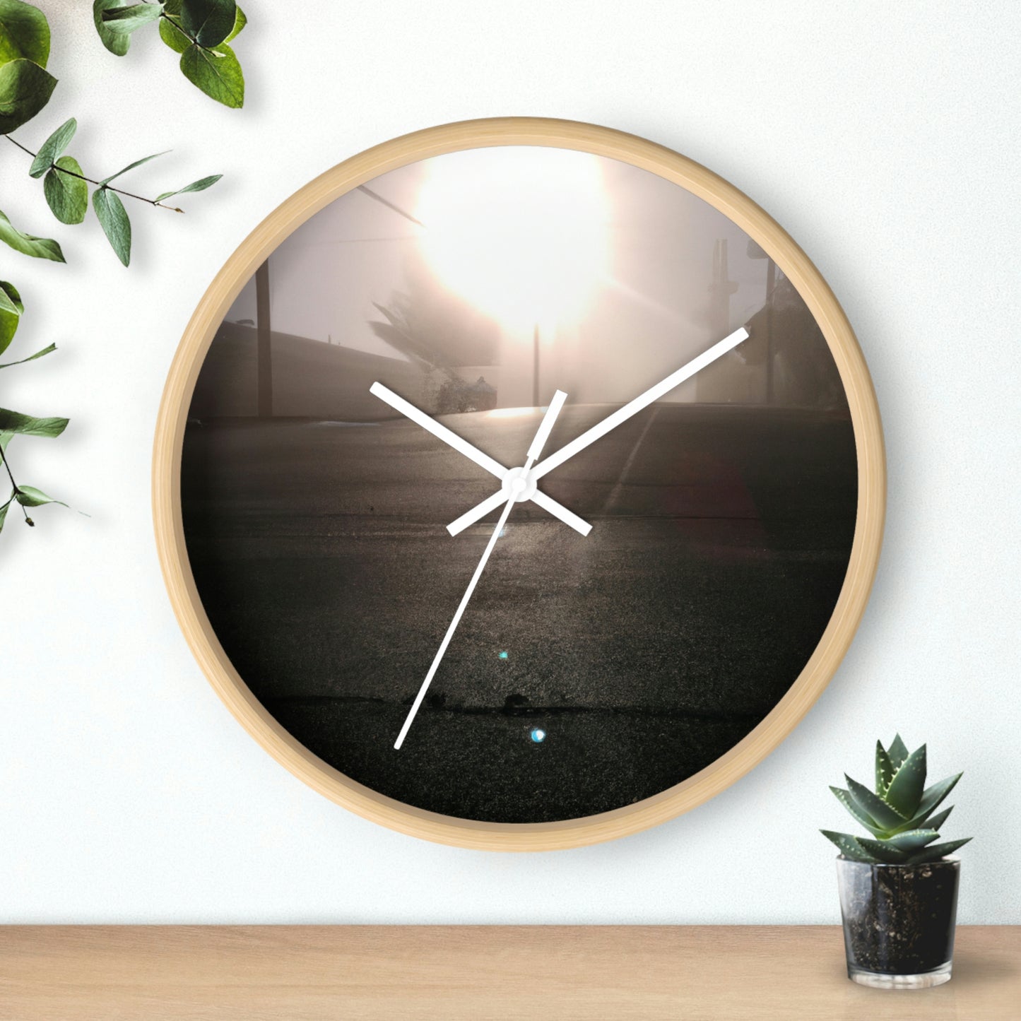 "Un amanecer reluciente en una ciudad brumosa". - El reloj de pared alienígena