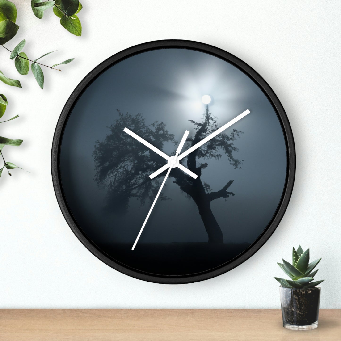 "Un centinela que brilla en la niebla" - El reloj de pared alienígena