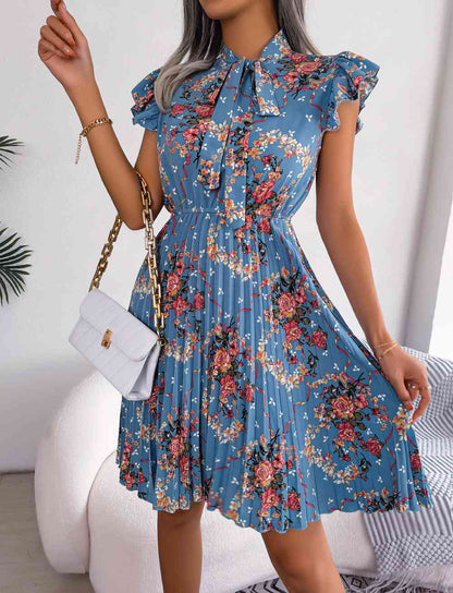 Vestido hasta la rodilla con cuello anudado y estampado floral plisado