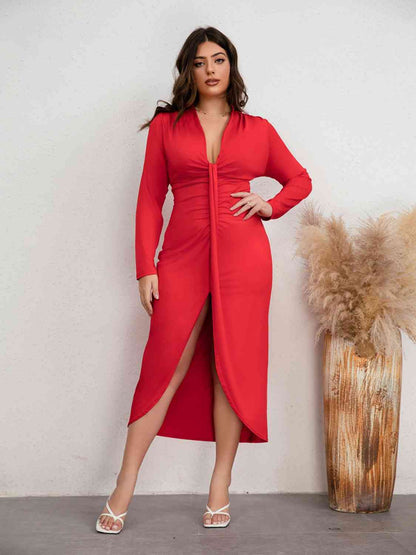 Plus-Size-Kleid mit tiefem Ausschnitt und gerafftem Schlitz