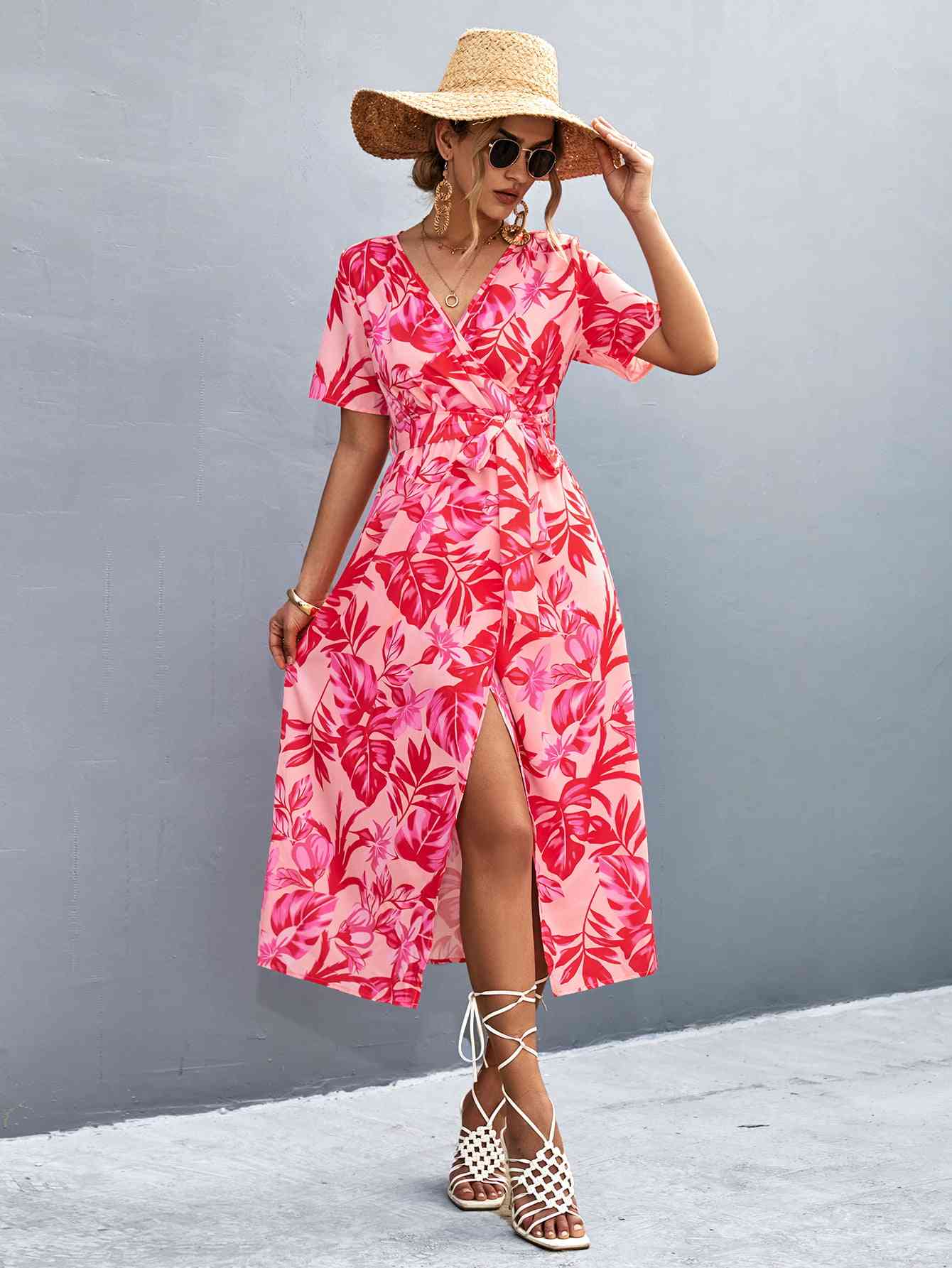 Vestido midi con estampado floral, abertura alta, cuello sobrepelliz, cintura anudada