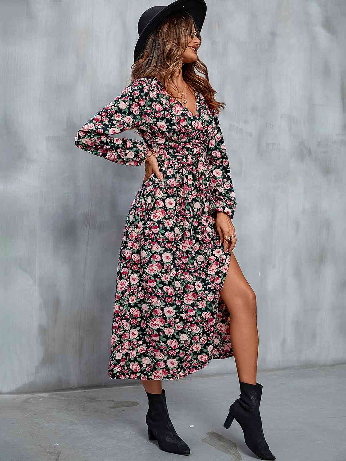 Vestido midi con abertura y cuello en V floral