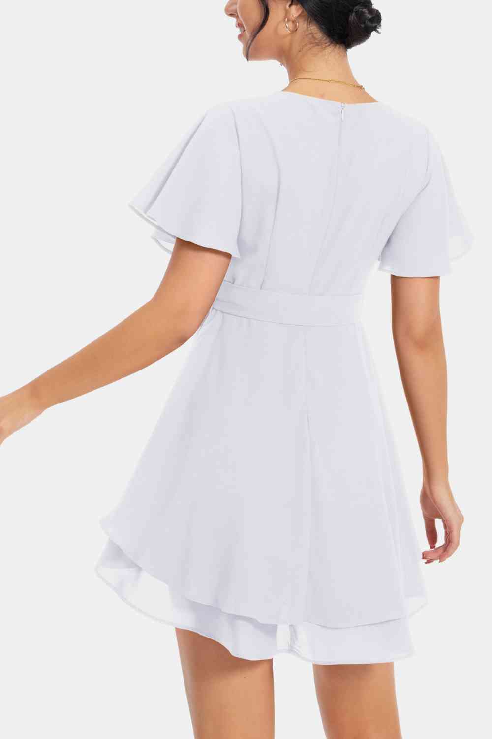 Kleid mit Surplice-Ausschnitt und Flatterärmeln