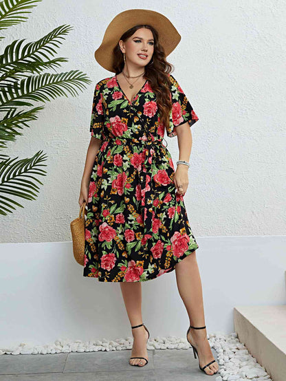 Plus Size-Kleid mit Blumenmuster und Bindegürtel