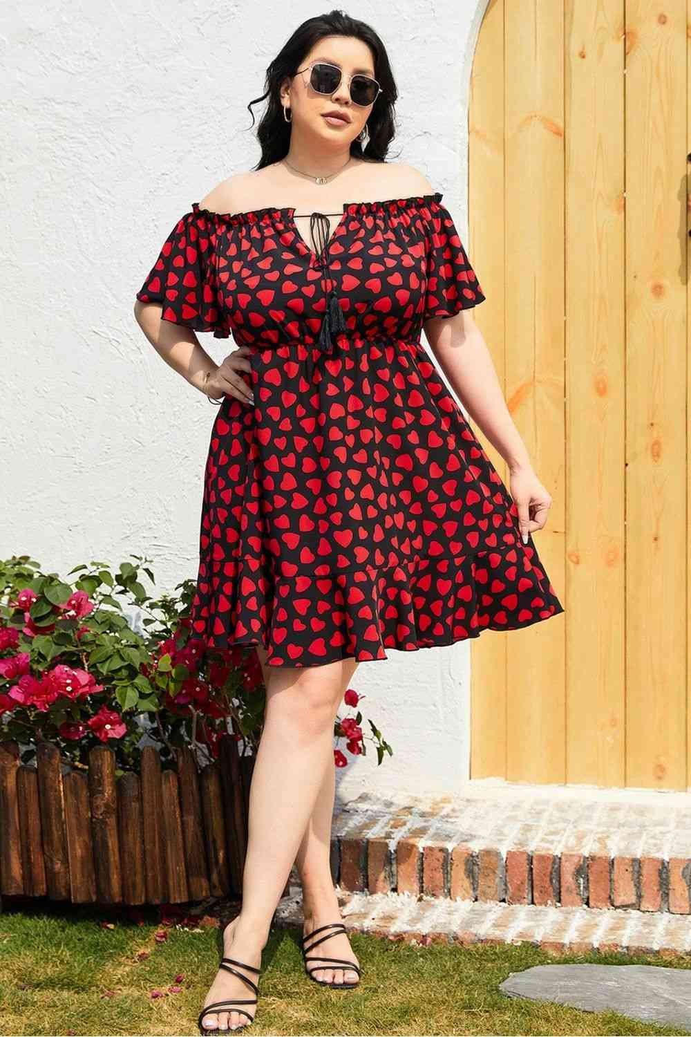 Vestido atado con hombros descubiertos y estampado de corazones de talla grande